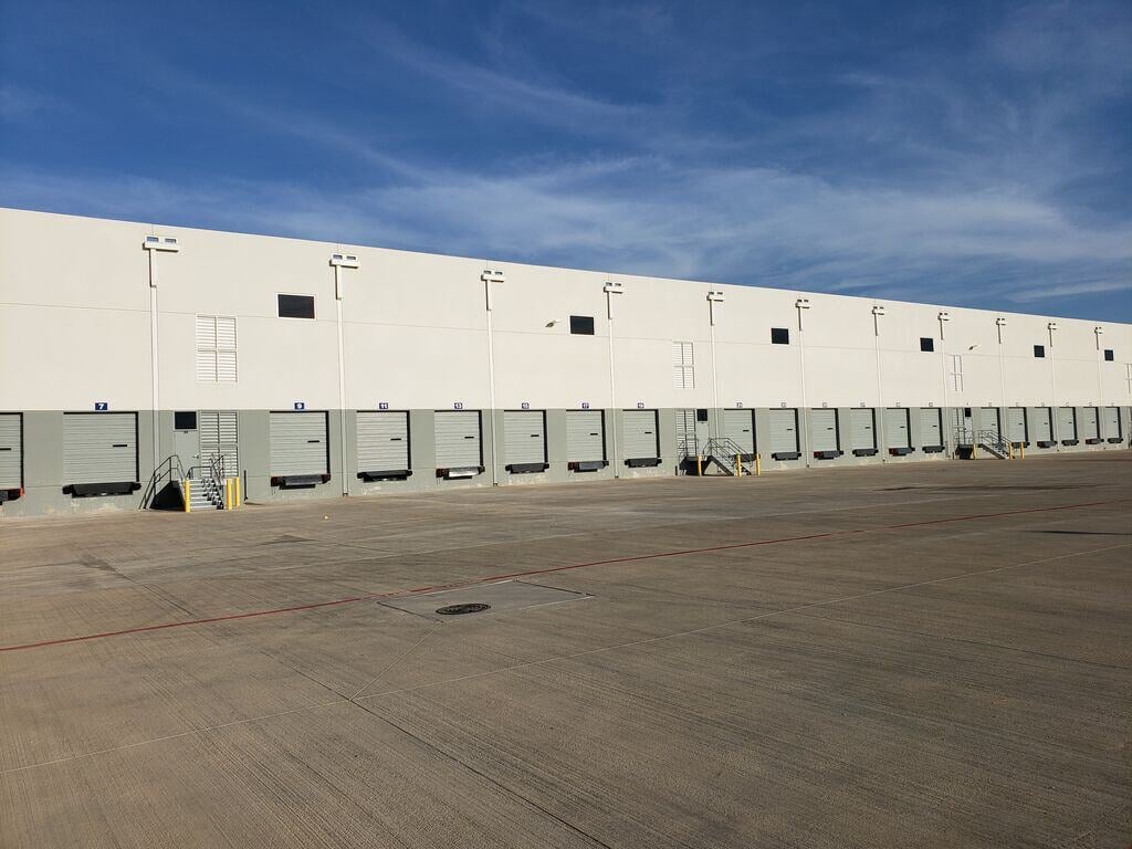 Large-Averitt DDF Exterior 04 dock doors