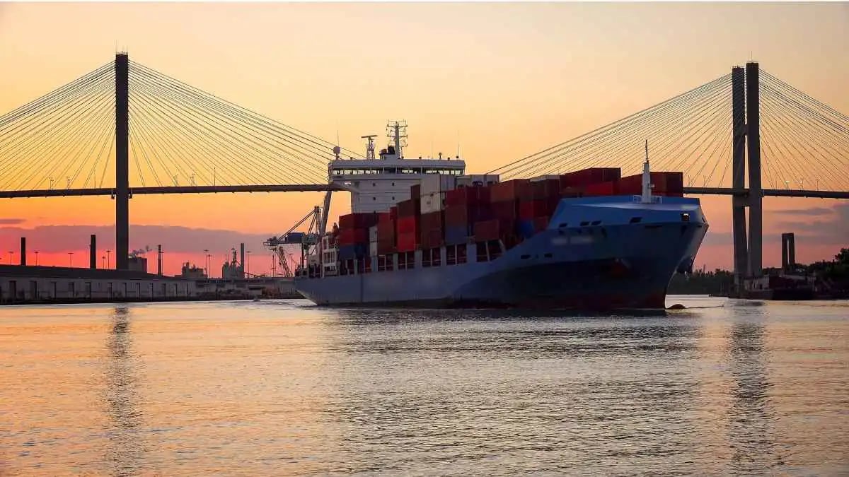 savannah-georgia-logistics-hub-cargo-ship-port
